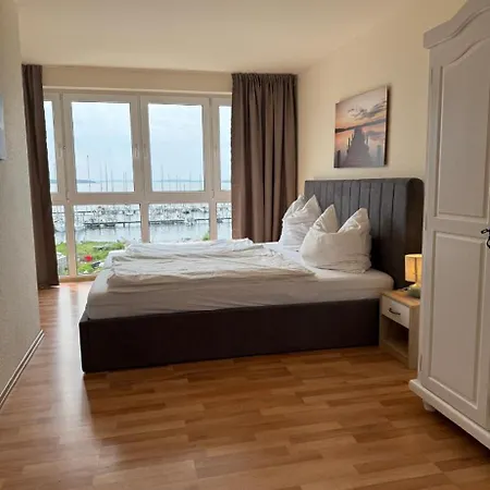 Feriehus Ferienhaus Suedblick Am Hafen In Breege, Meerblick Von Allen Drei Etagen, Sauna Und Parkplatz Breege